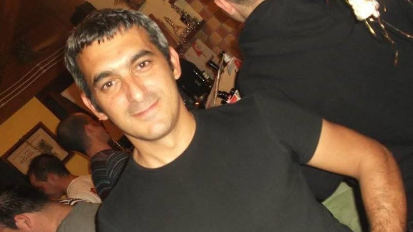 Tragedia nel Sassarese, allevatore travolto dal  trattore muore davanti al padre: ecco chi è la vittima