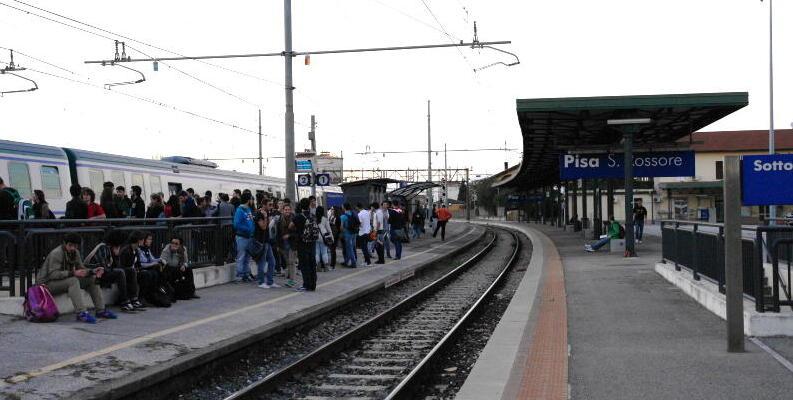 
	Studenti sui binari della stazione di Pisa San Rossore (foto d'archivio -&nbsp;Muzzi)

