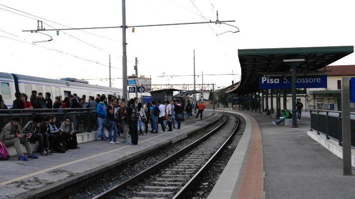 Studenti sui binari della stazione di Pisa San Rossore (foto d'archivio - Muzzi)