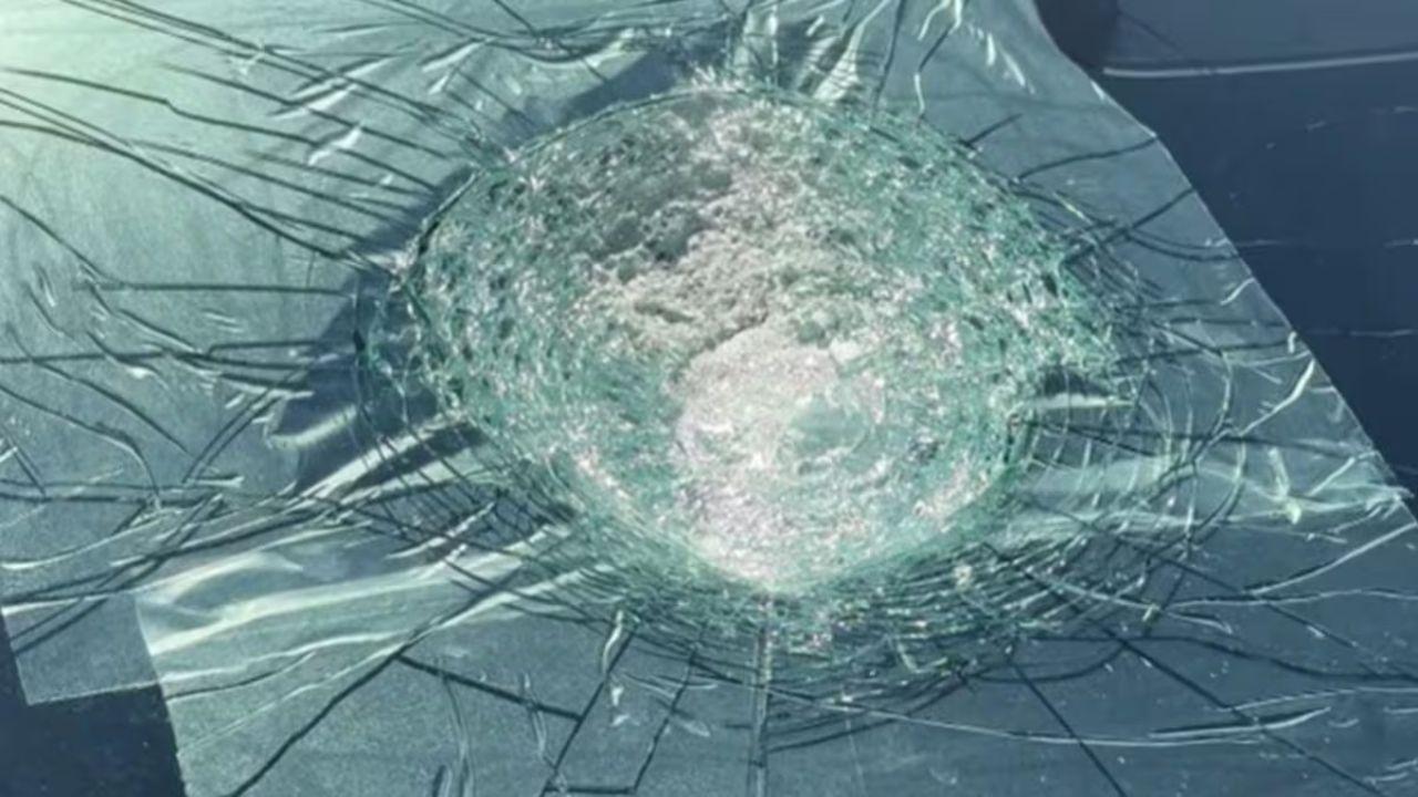 Il parabrezza della Tesla colpita da un oggetto caduto dal cielo (Foto: ABC News)