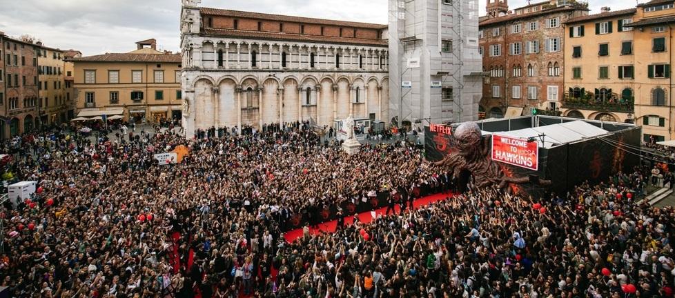 
	Folla in piazza San Michele per l&rsquo;evento dedicato&nbsp;a Stranger Things

