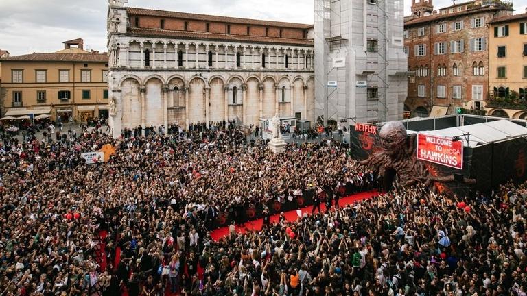 Folla in piazza San Michele per l’evento dedicato a Stranger Things