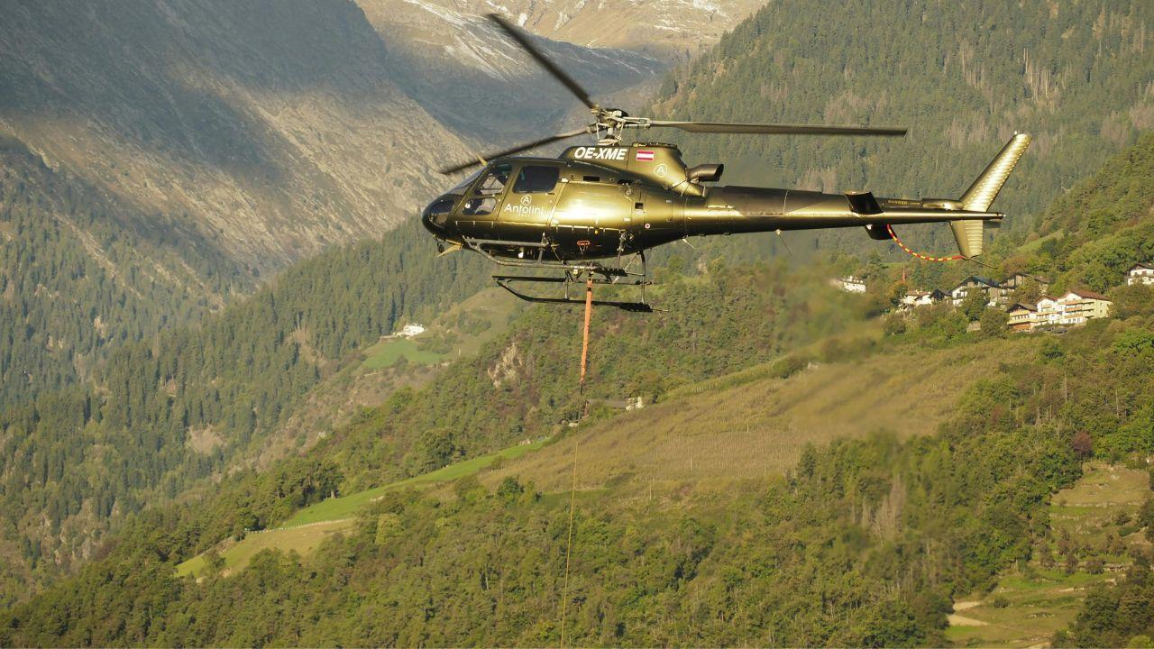 Un elicottero sta sorvolando la Toscana 