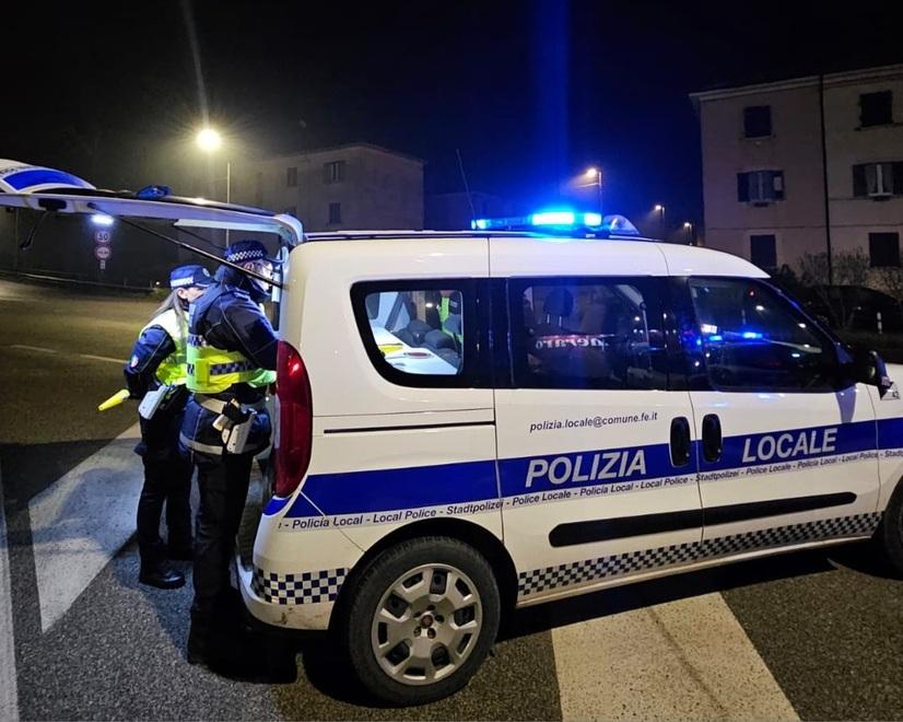 Scappa dopo l’incidente stradale a Ferrara, trovato mentre cena al ristorante