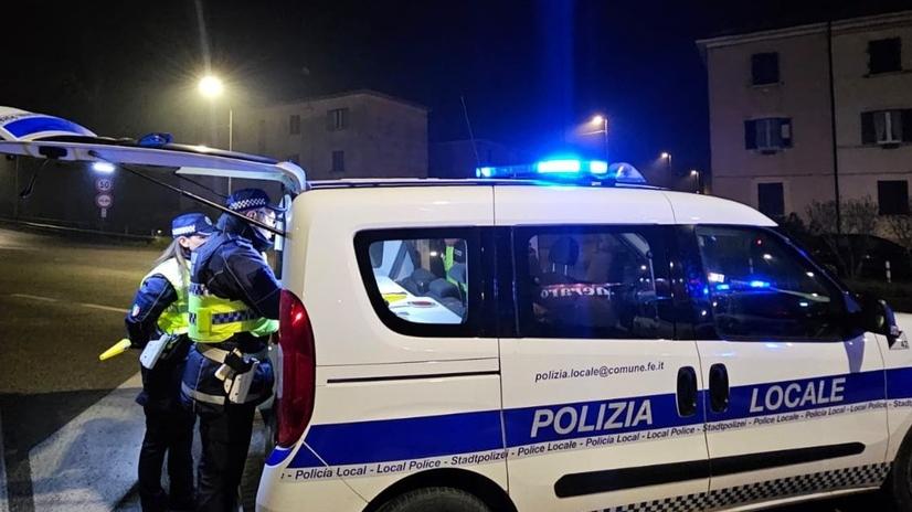 Scappa dopo l’incidente stradale a Ferrara, trovato mentre cena al ristorante