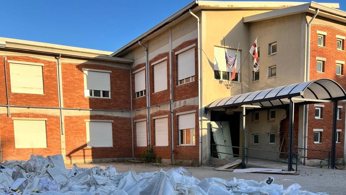 Il cantiere alla scuola del Sacro Cuore di Oristano