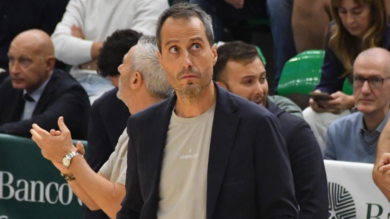 La Dinamo volta pagina, esonerato Massimo Bulleri