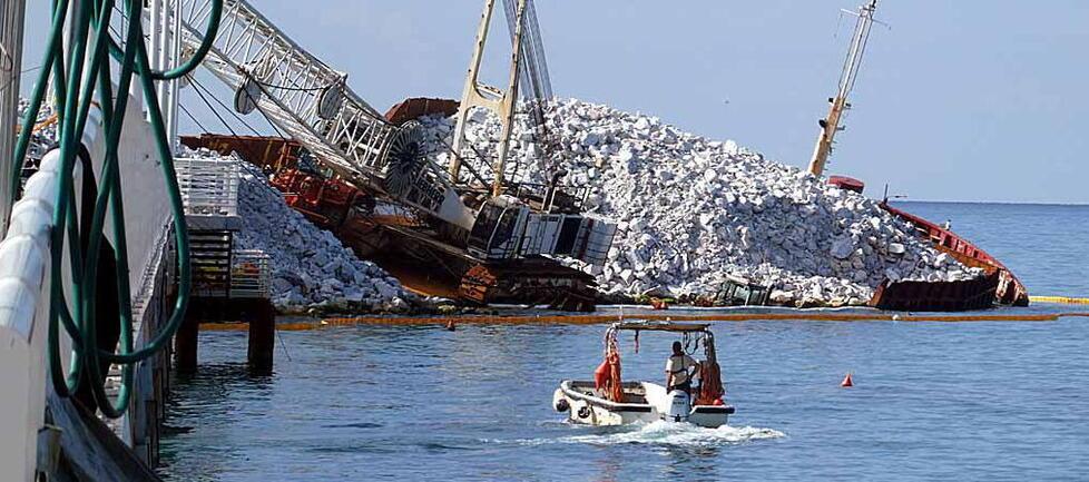 
	La nave incagliata al pontile di Marina di Massa (foto Cuffaro)

