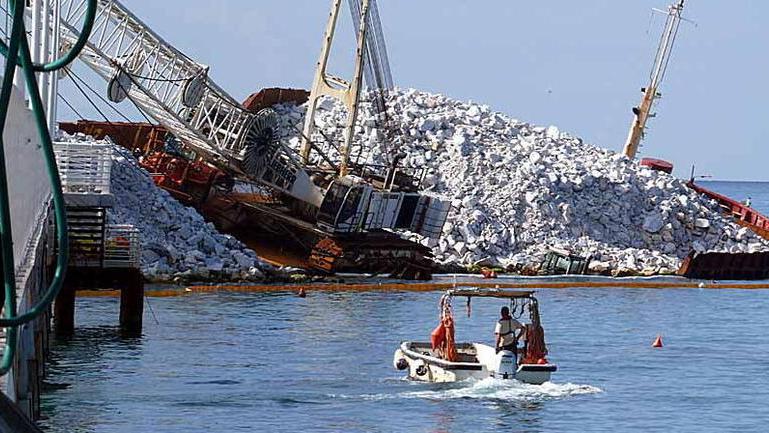 La nave incagliata al pontile di Marina di Massa (foto Cuffaro)