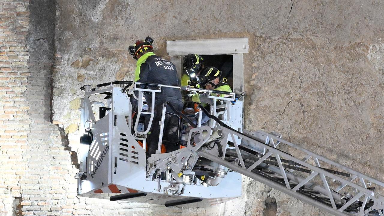 Crollo della Torre a Roma, è morto l’operaio di 66 anni: è rimasto 11 ore sotto le macerie