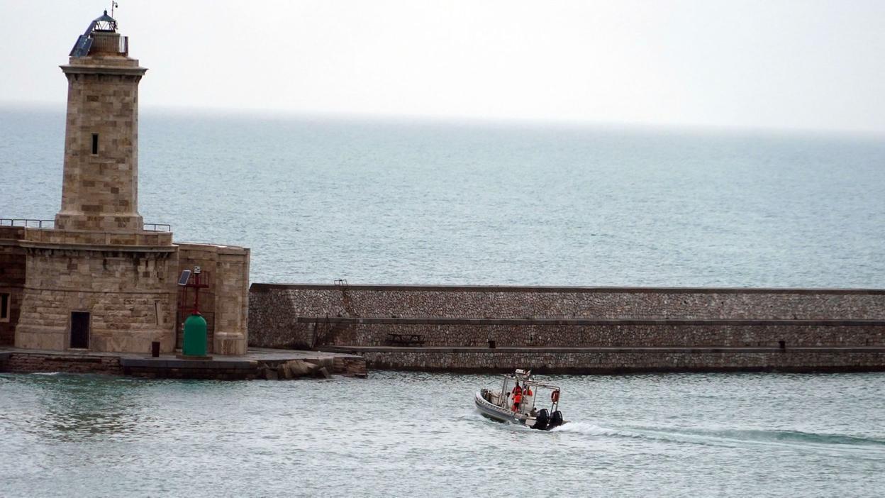 Le ricerche in porto (foto Stick)