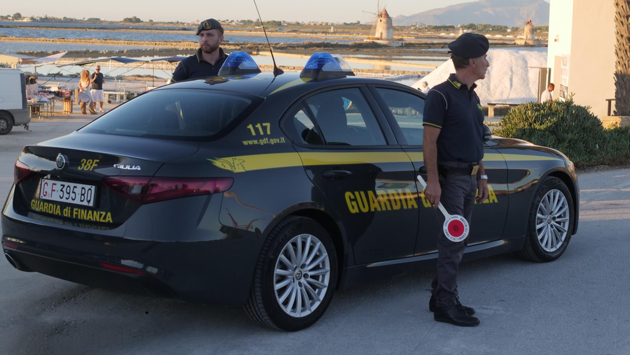 Due finanzieri al lavoro (foto d'archivio)