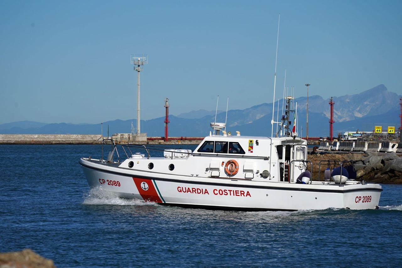 
	Una motovedetta della guardia costiera durante le ricerche nella mattinata del 4 novembre (foto Stick)

