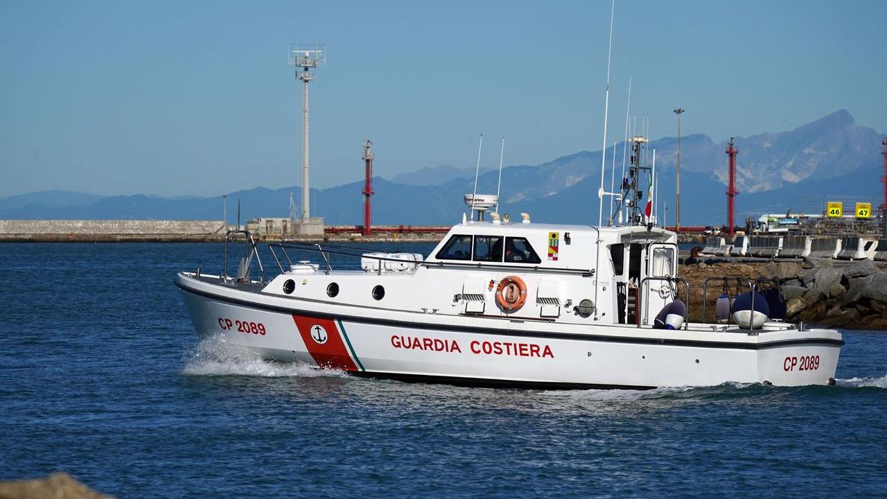 Una motovedetta della guardia costiera durante le ricerche nella mattinata del 4 novembre (foto Stick)