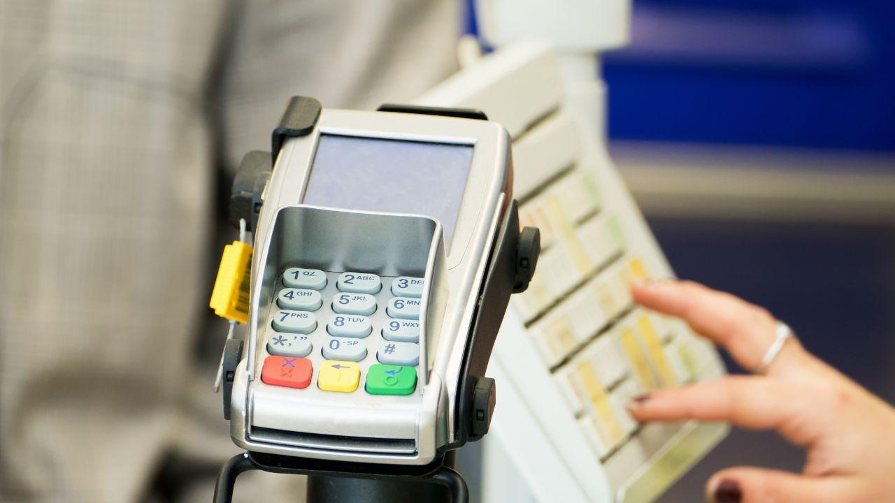 Dal 2026 scatta l’obbligo di collegare registratori di cassa e Pos: i motivi e quali sanzioni rischiano i negozianti