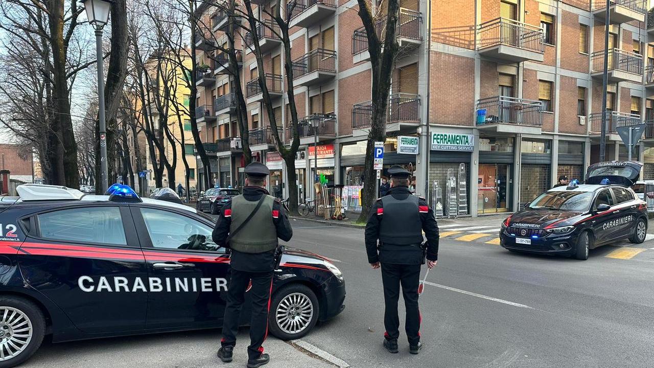 Scippata del cellulare in via Eritrea: il ladro glielo ha preso dalle mani mentre camminava