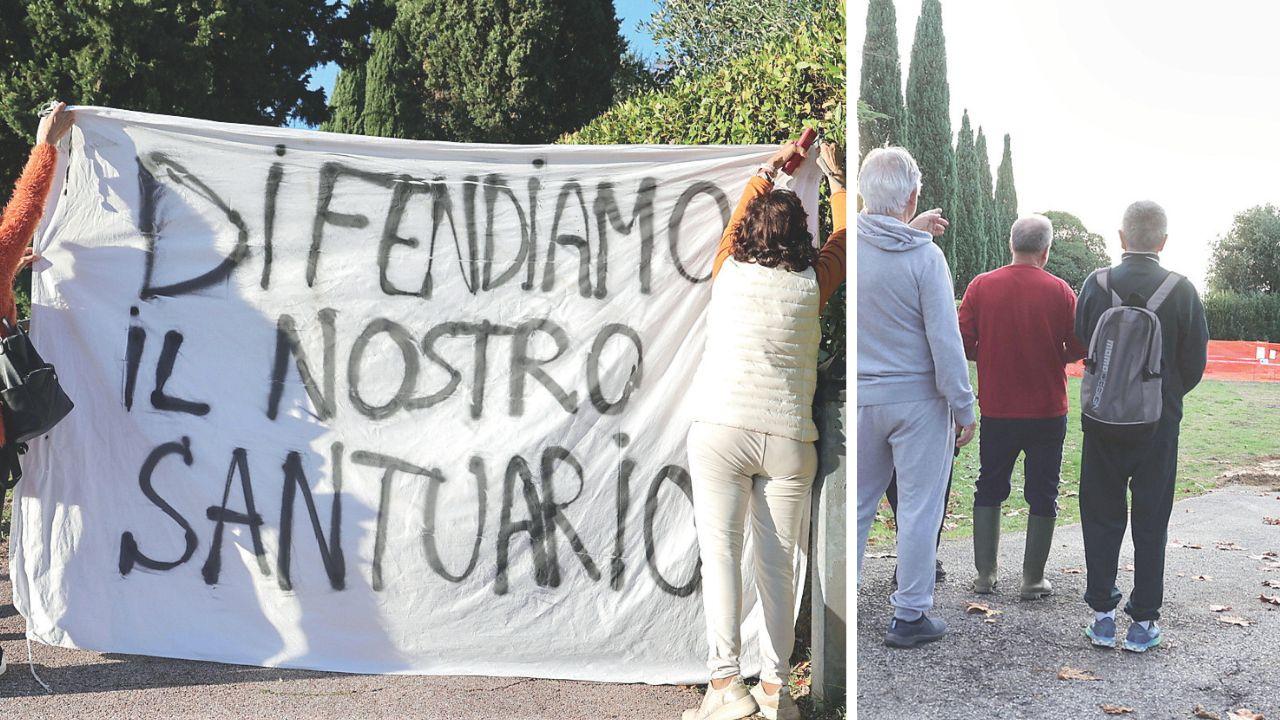 
	Lo striscione dei residenti e un gruppo di abitanti di Treggiaia davanti all&rsquo;area del cantiere&nbsp;(Foto Stick)

