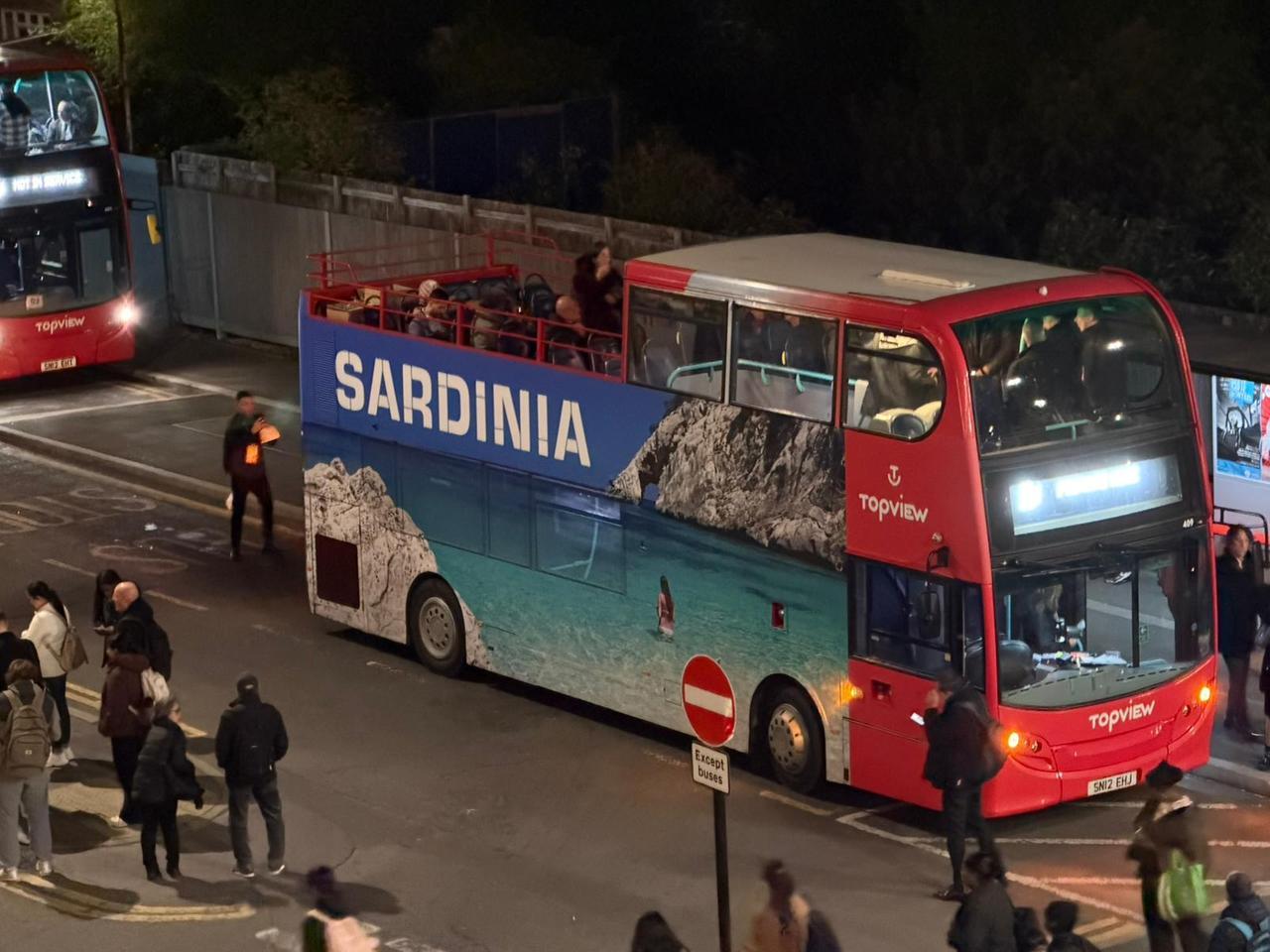 In giro per Londra il bus con le immagini di Cala Goloritzè