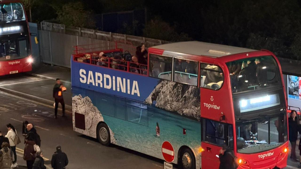 In giro per Londra il bus con le immagini di Cala Goloritzè