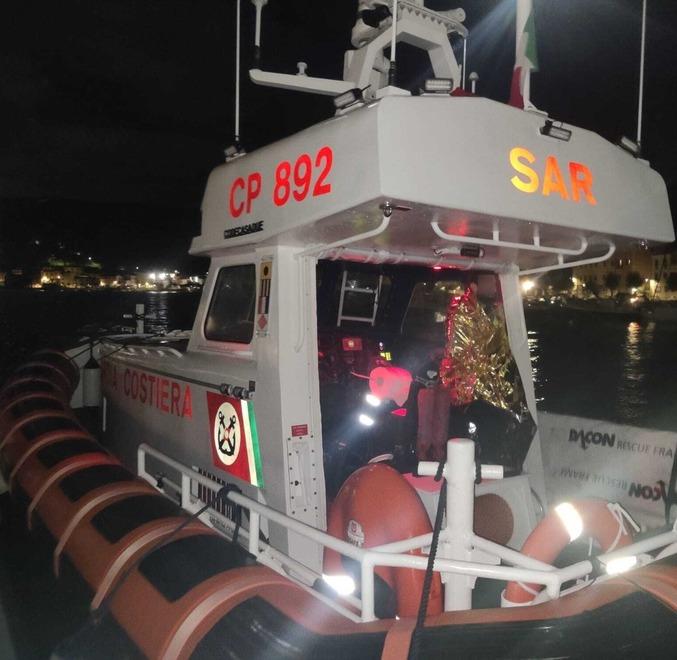 Elba, canoista in balia del mare dopo la rottura di un remo: salvato dalla guardia costiera