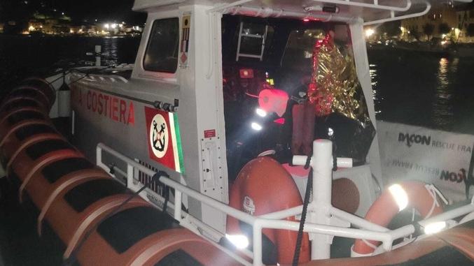 Elba, canoista in balia del mare dopo la rottura di un remo: salvato dalla guardia costiera