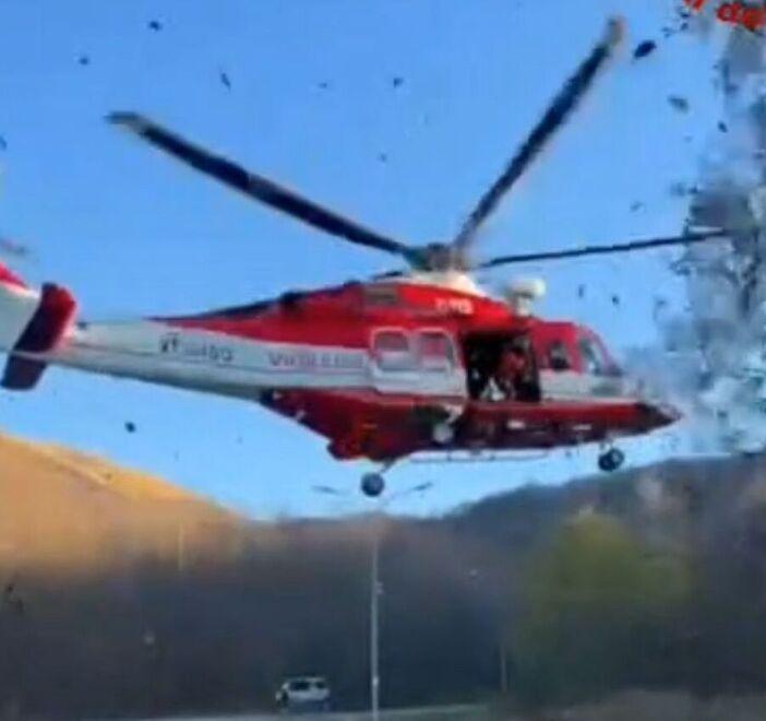 
	L'elicottero dei vigili del fuoco in volo

