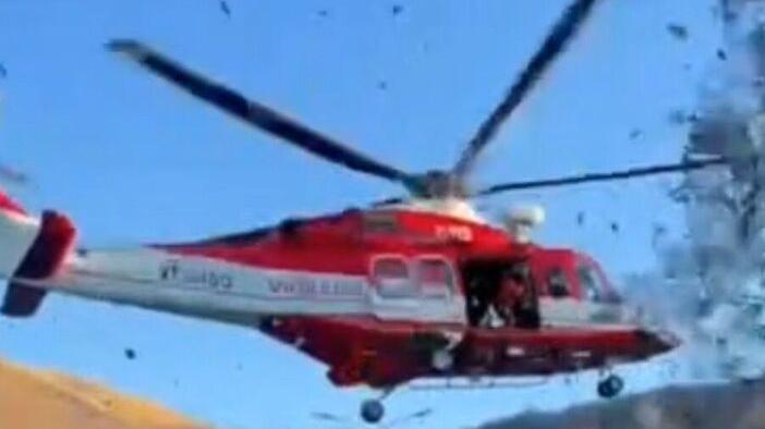 L'elicottero dei vigili del fuoco in volo