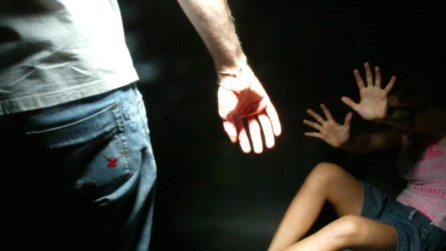 Quattordicenne violentata in un casolare abbandonato: «Se non ti spogli ti ammazzo»