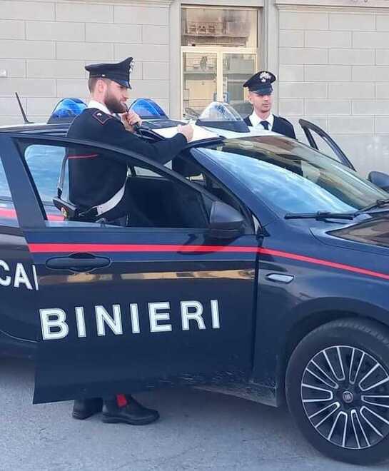 Cerreto Guidi, a 73 anni scippata della borsa e ferita: rapinatori in fuga