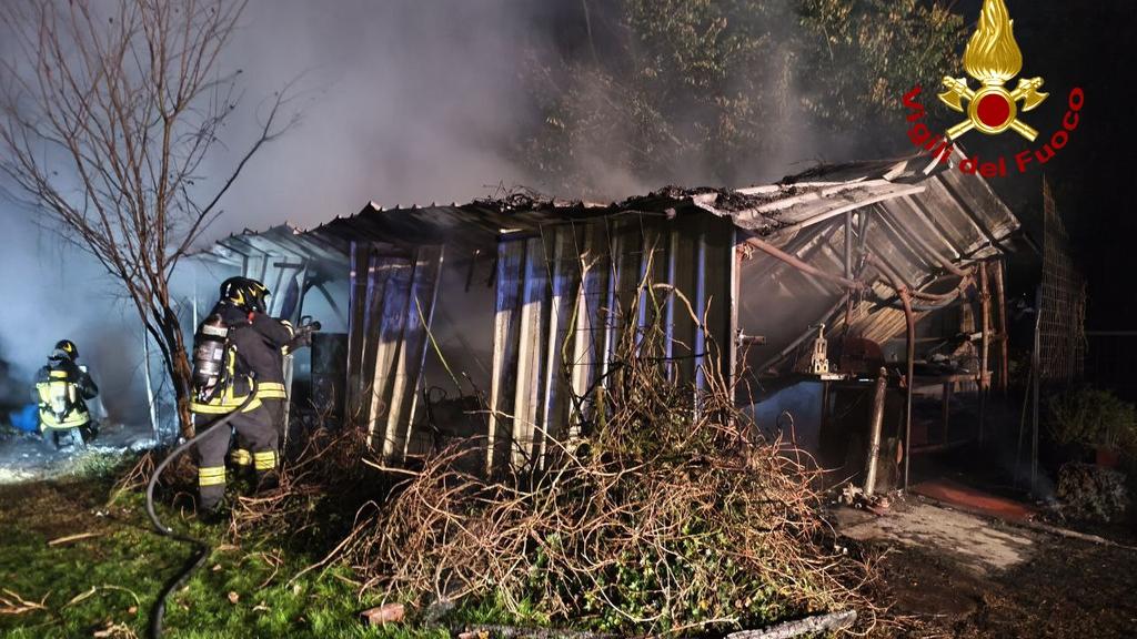 Incendio in un capanno agricolo a Novi: dentro ci sono bombole gpl