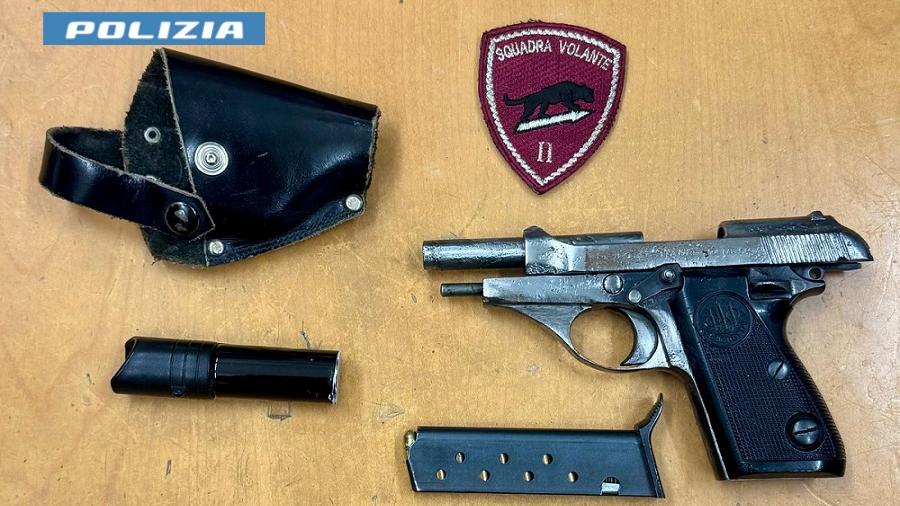 Fermato al casello per un controllo, trovato con una pistola clandestina negli slip