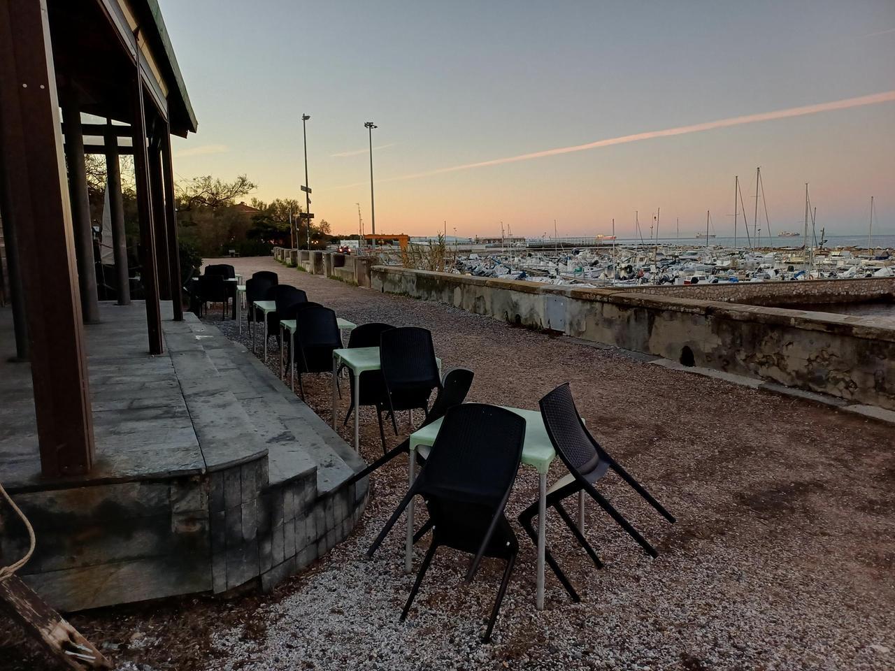Livorno, aggiungi un posto a tavola vista moletto di Ardenza
