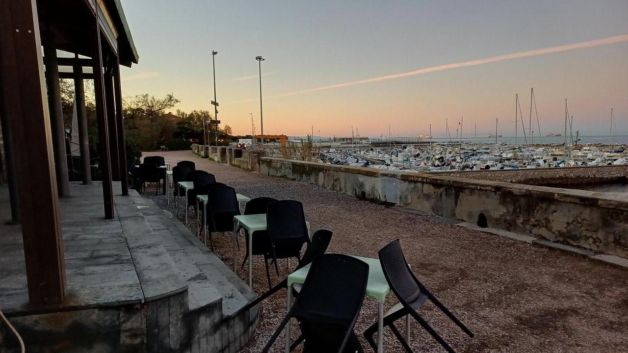 Livorno, aggiungi un posto a tavola vista moletto di Ardenza