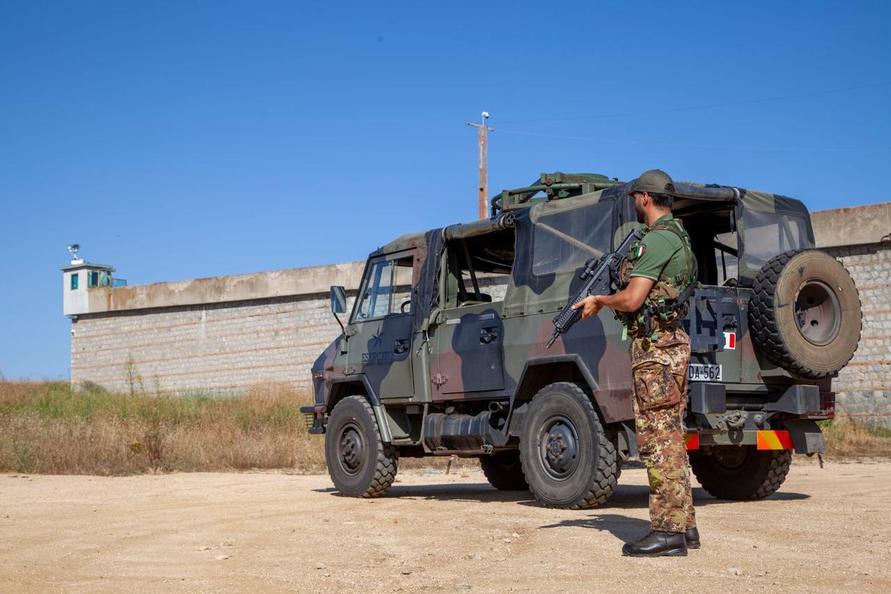 Militari del reggimento Genio guastatori della Brigata Sassari impegnati nel carcere a Badu 'e Carros Nuoro