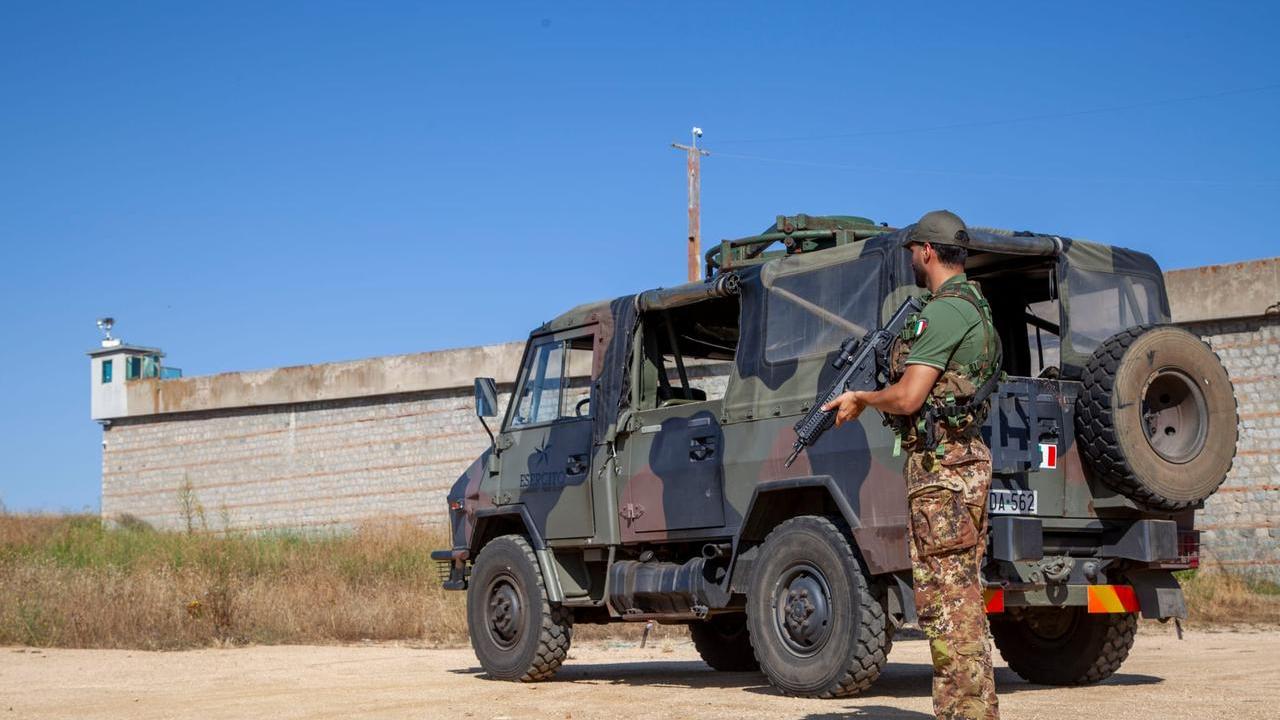 Militari del reggimento Genio guastatori della Brigata Sassari impegnati nel carcere a Badu 'e Carros Nuoro