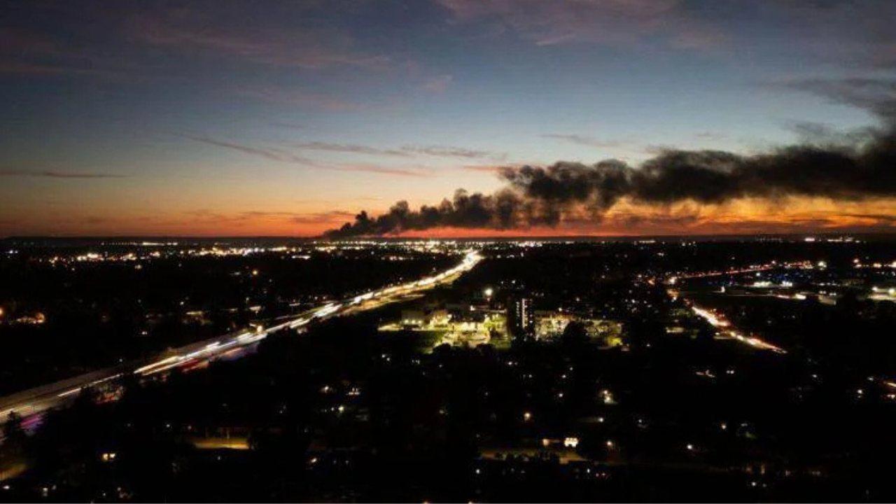 Il fumo in zona (foto da <a href="https://www.adnkronos.com/internazionale/esteri/usa-louisville-aereo-cargo-ups-incendio-ultime-news-morti_4cSyfSN3ki0DYxlvTzVcLZ">Adkronos</a>)