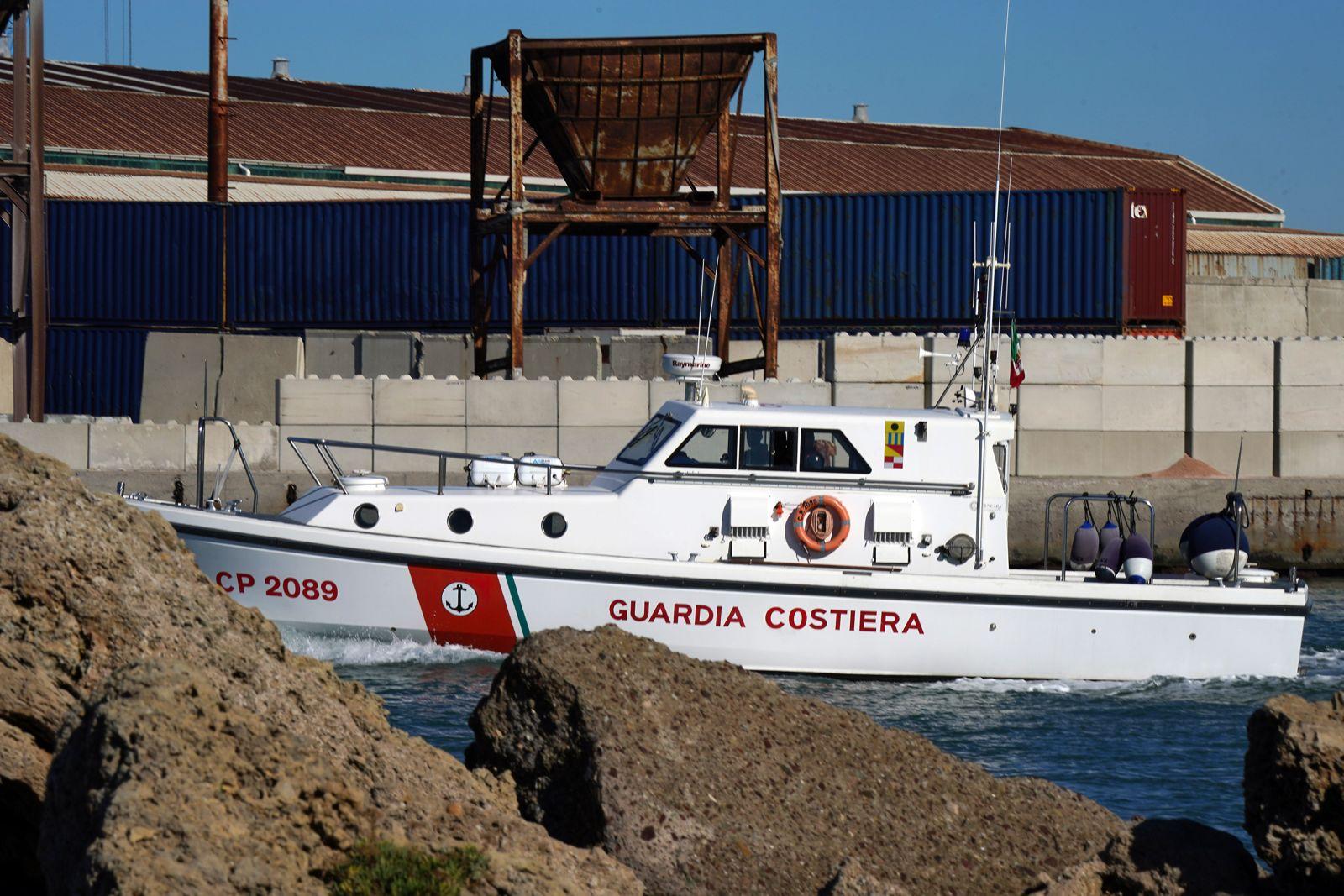 Una motovedetta della guardia costiera durante le ricerche (foto Stick)