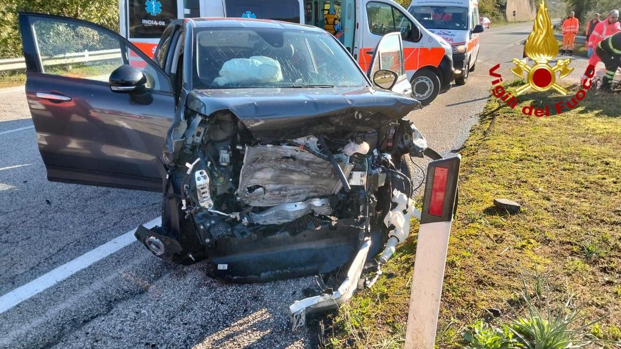 Auto si scontrano frontalmente sulla provinciale 33: due feriti, interviene l’elisoccorso