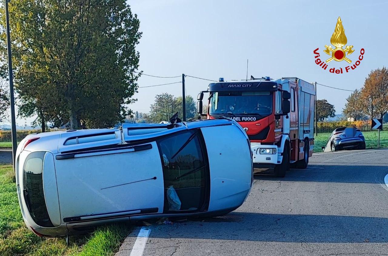 Rubiera, auto si ribalta dopo lo scontro in via San Faustino: un ferito lieve