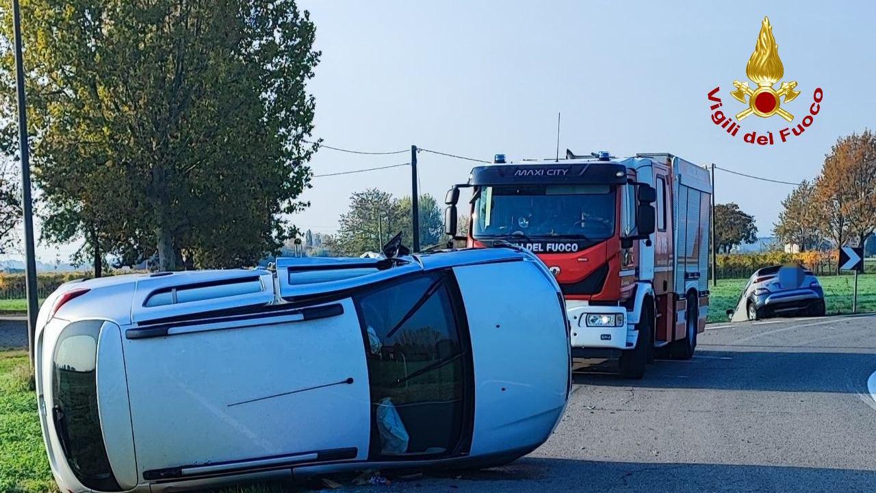 Rubiera, auto si ribalta dopo lo scontro in via San Faustino: un ferito lieve
