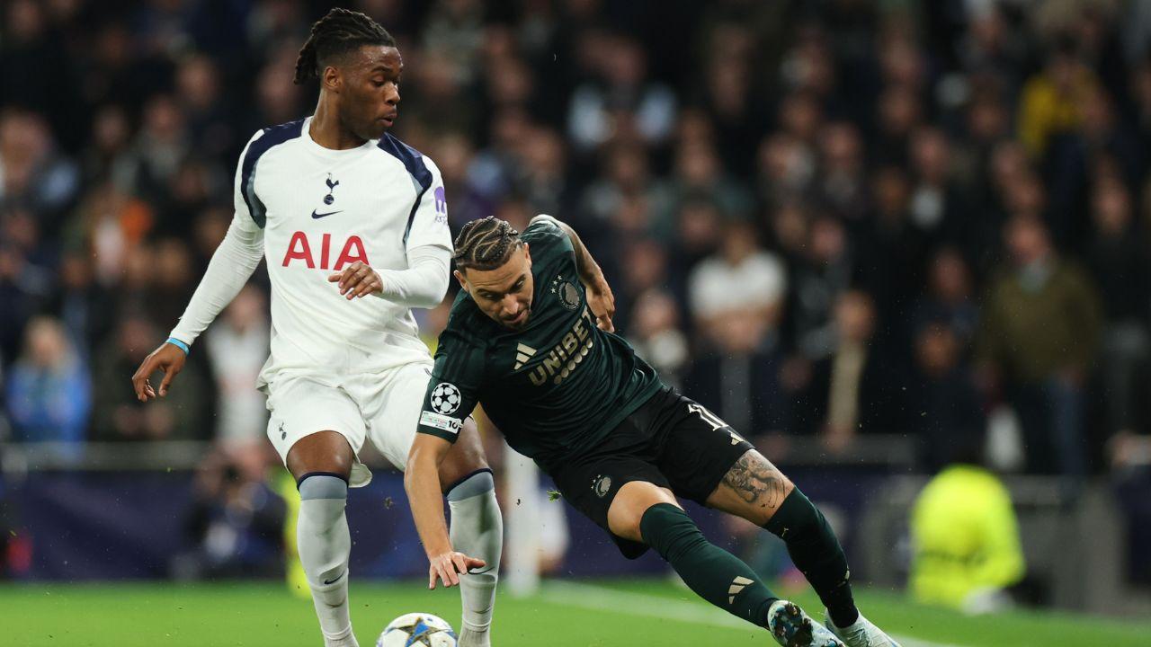 Destiny Udogie con la maglia del Tottenham 