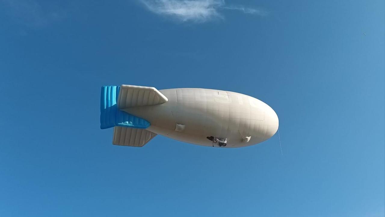 Un dirigibile nei cieli di Puianello, la curiosità corre sui telefonini: «Da dove arriva?»