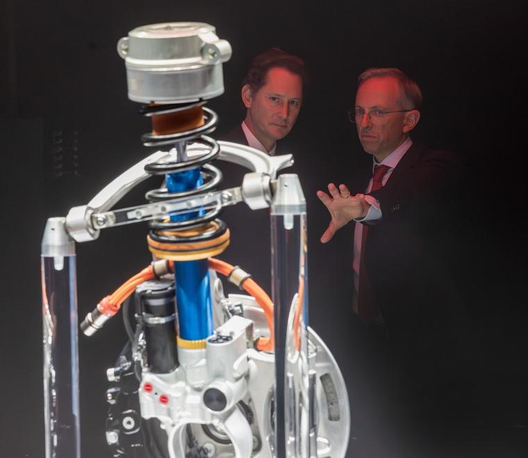 Ferrari fa marcia indietro sull’elettrico: «Nel 2030 termico e ibrido all’80%»