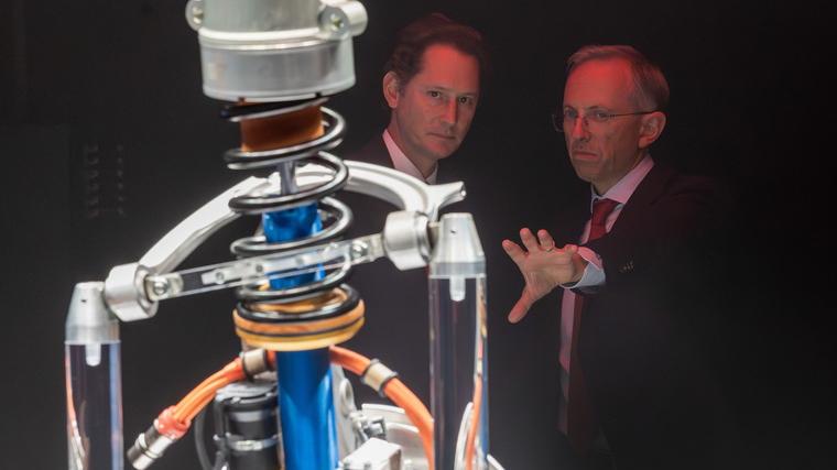 Ferrari fa marcia indietro sull’elettrico: «Nel 2030 termico e ibrido all’80%»