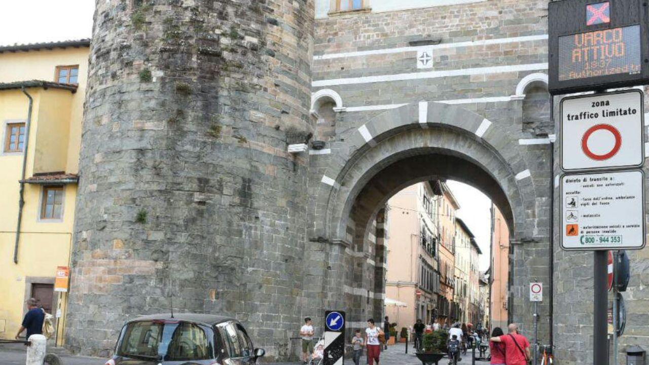 Un varco a Lucca (foto d'archivio)