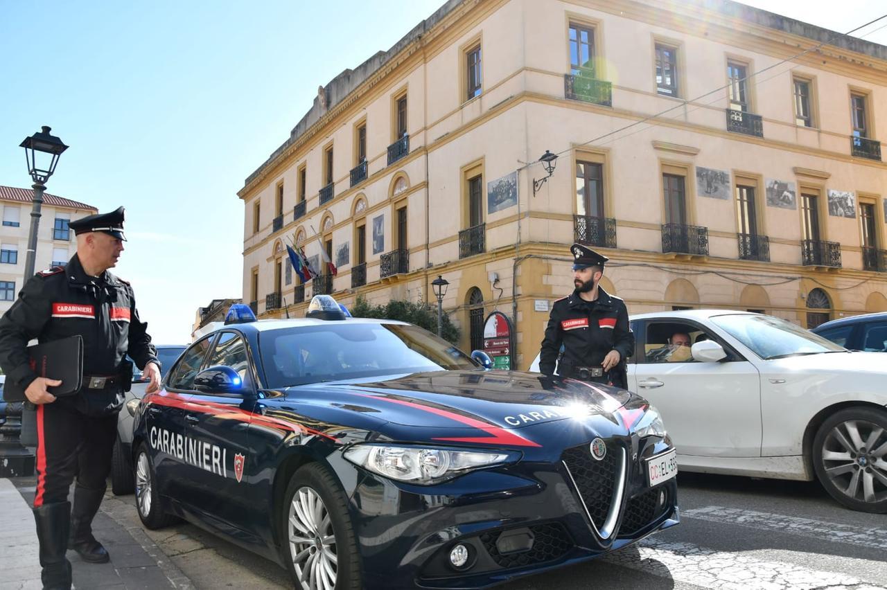 Droga in tasca e a casa: arrestato un diciottenne