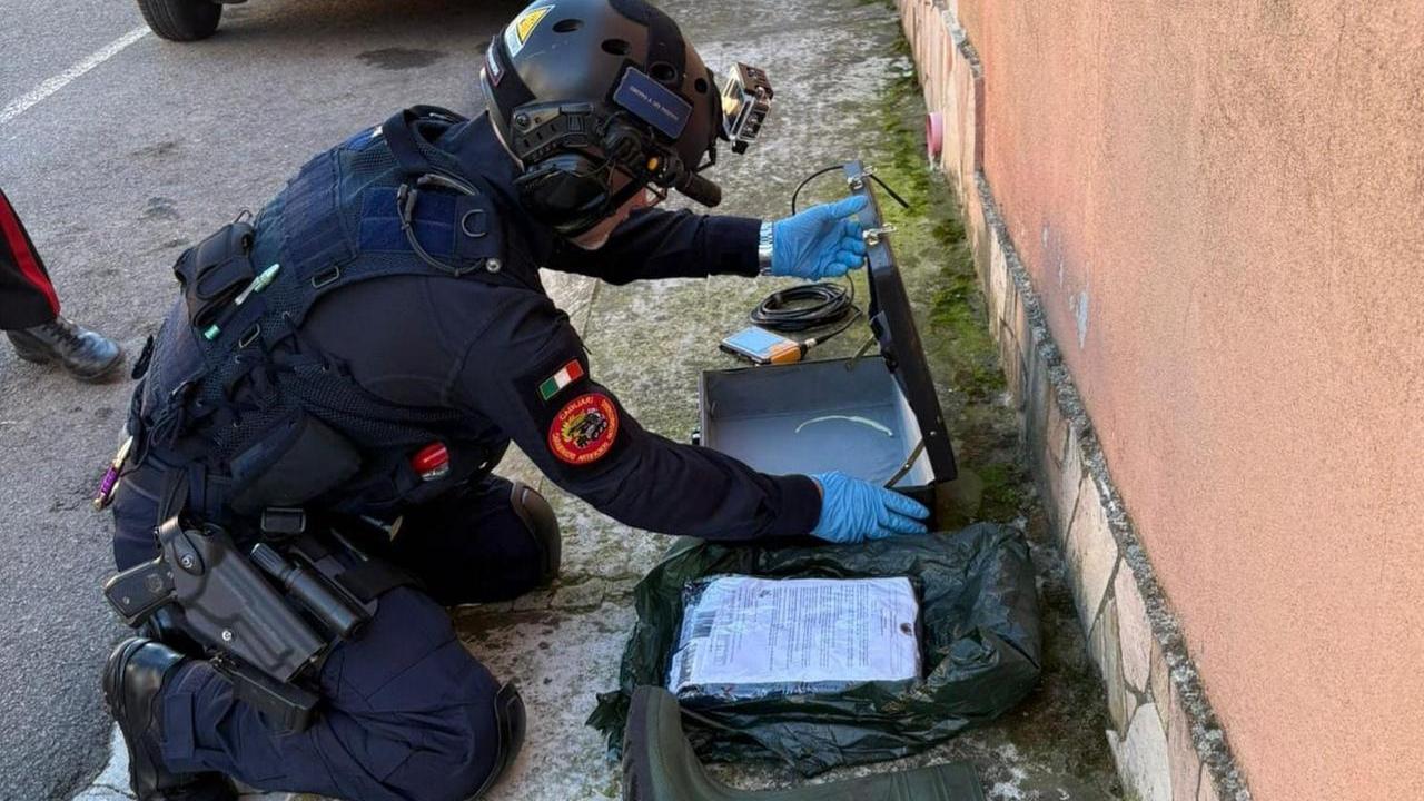 Valigia sospetta davanti alla porta, scatta l’allarme bomba