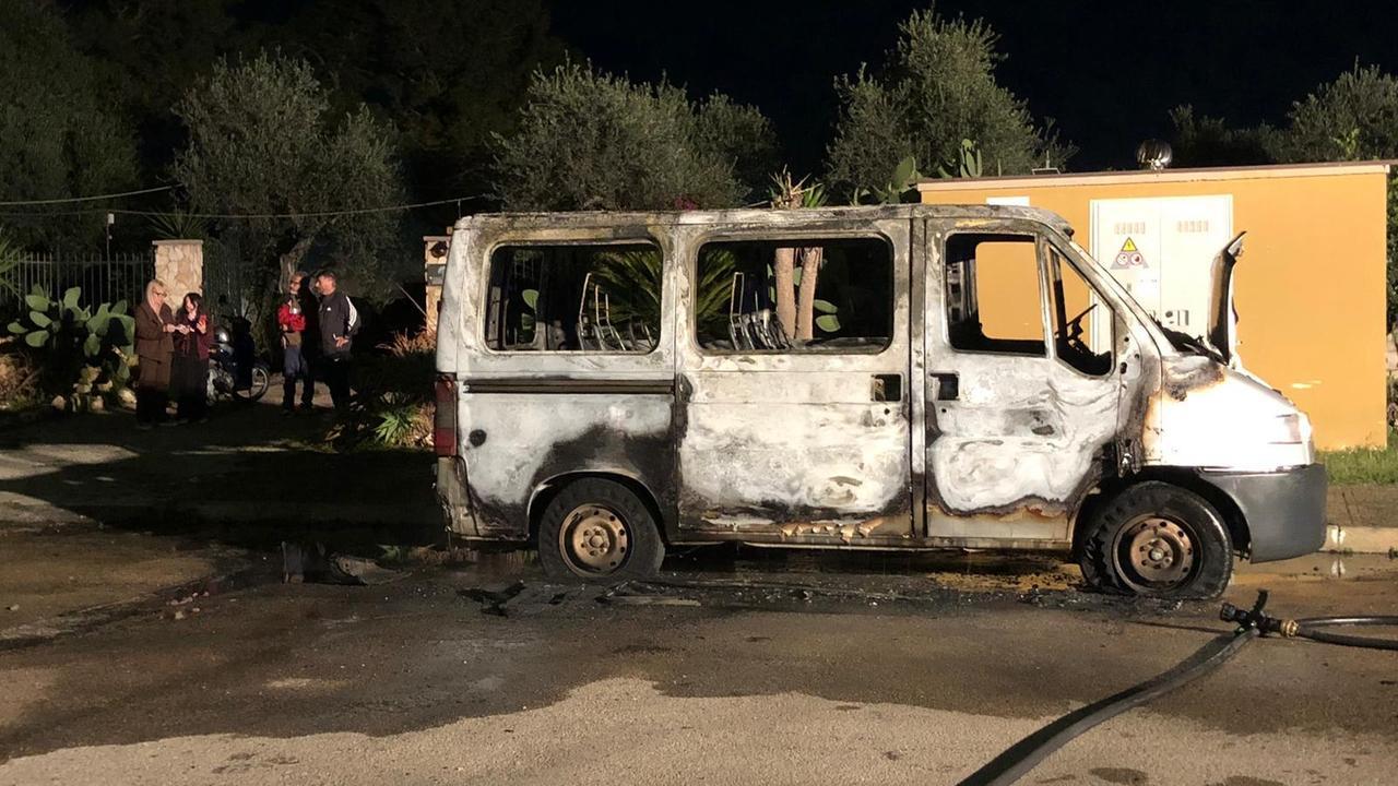 Il furgone distrutto<em><strong> (foto Roberto Gabrielli)</strong></em>