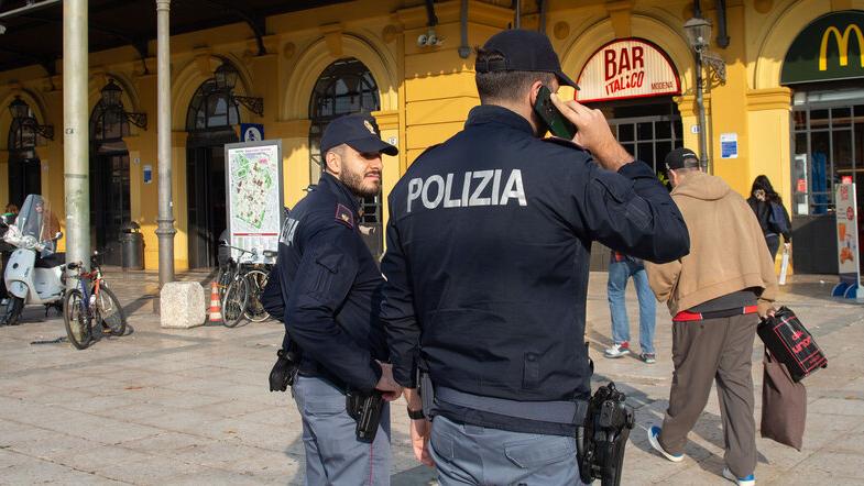La polizia alla stazione dei treni
