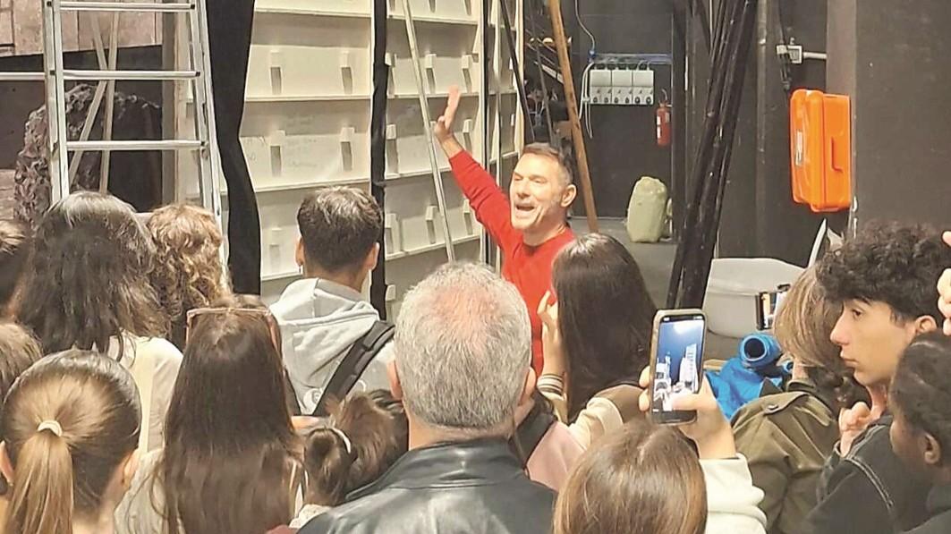 I costumi, le prove, l’orchestra: gli studenti in viaggio nel cuore del teatro – VIDEO